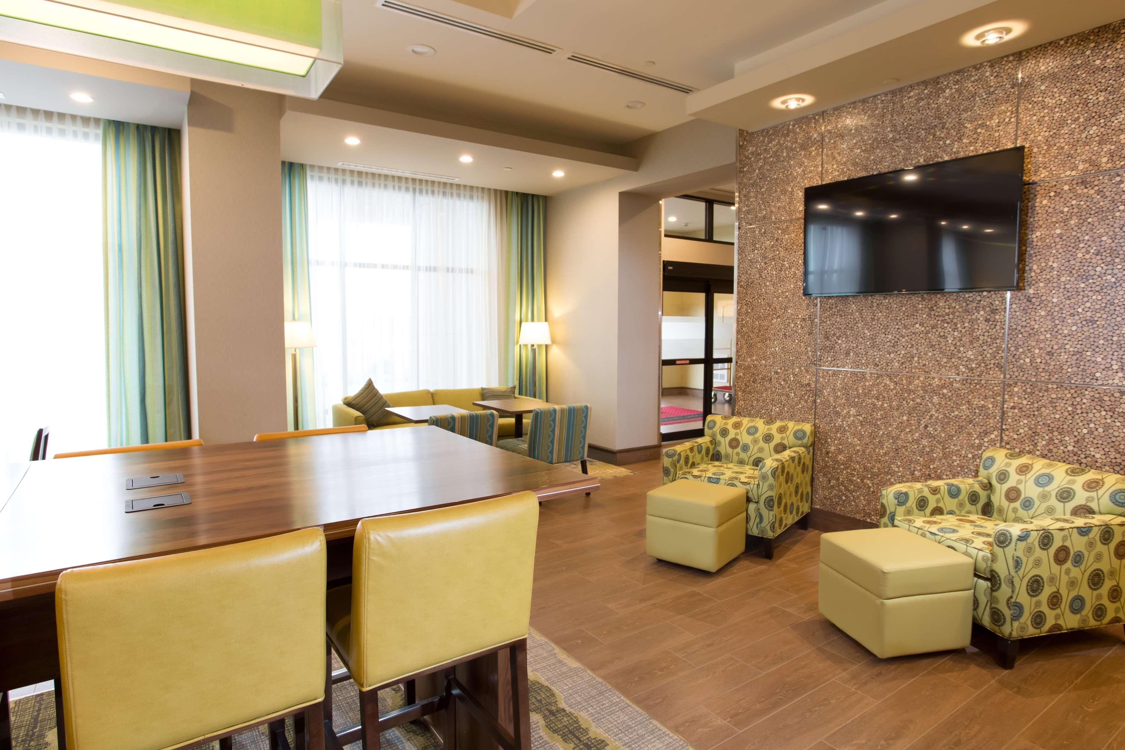 Hampton Inn By Hilton Lloydminster Eksteriør billede