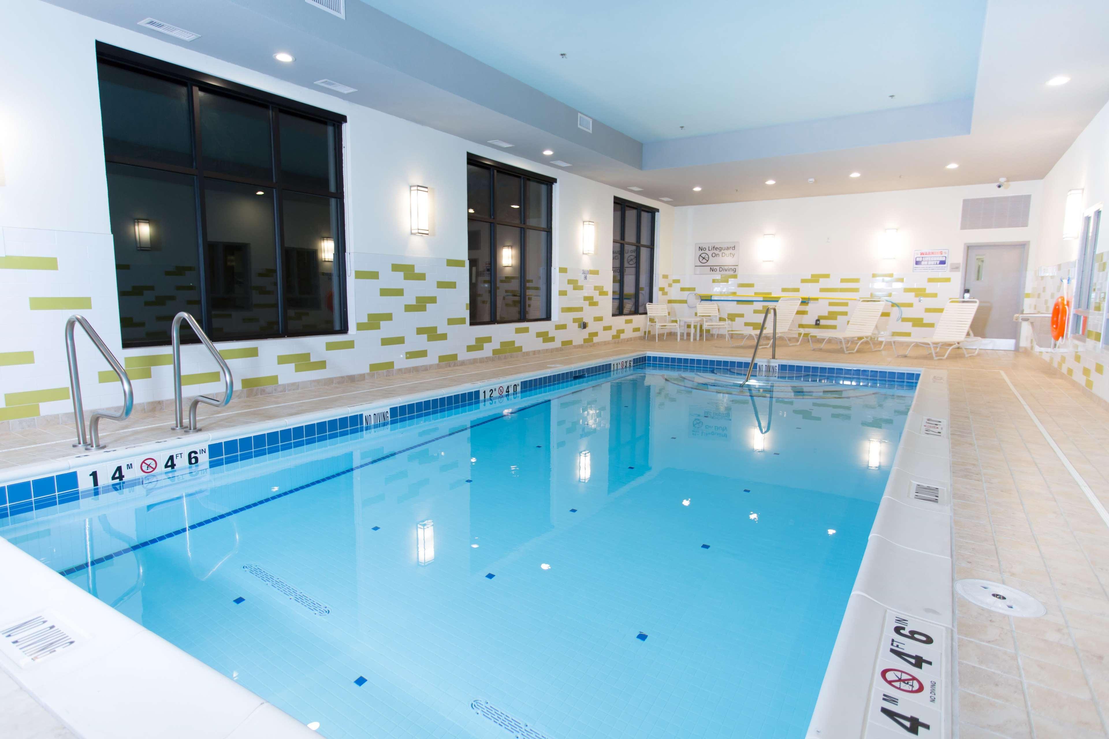 Hampton Inn By Hilton Lloydminster Eksteriør billede
