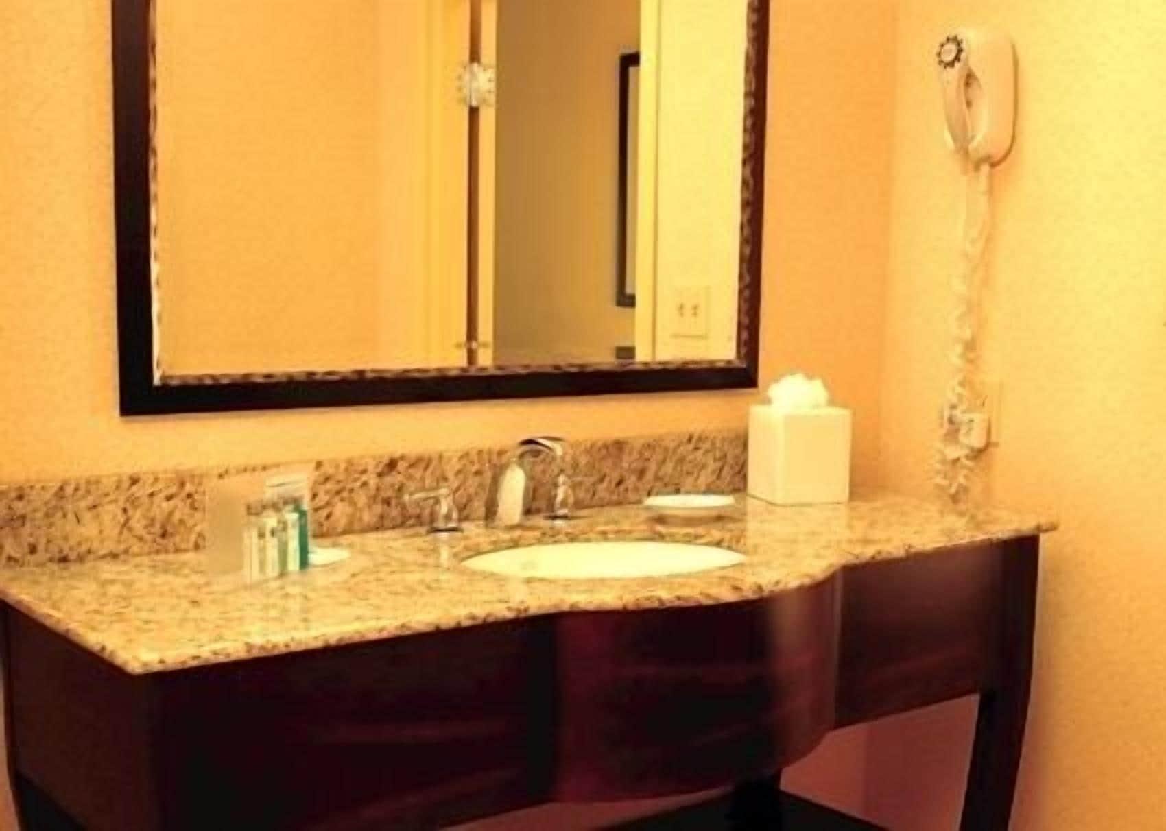Hampton Inn By Hilton Lloydminster Eksteriør billede