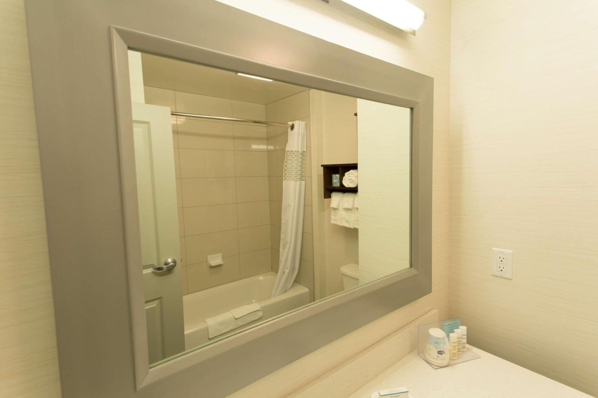 Hampton Inn By Hilton Lloydminster Eksteriør billede